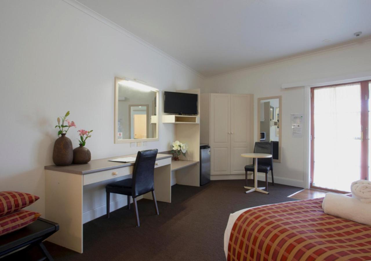 Bowen Motel 4*